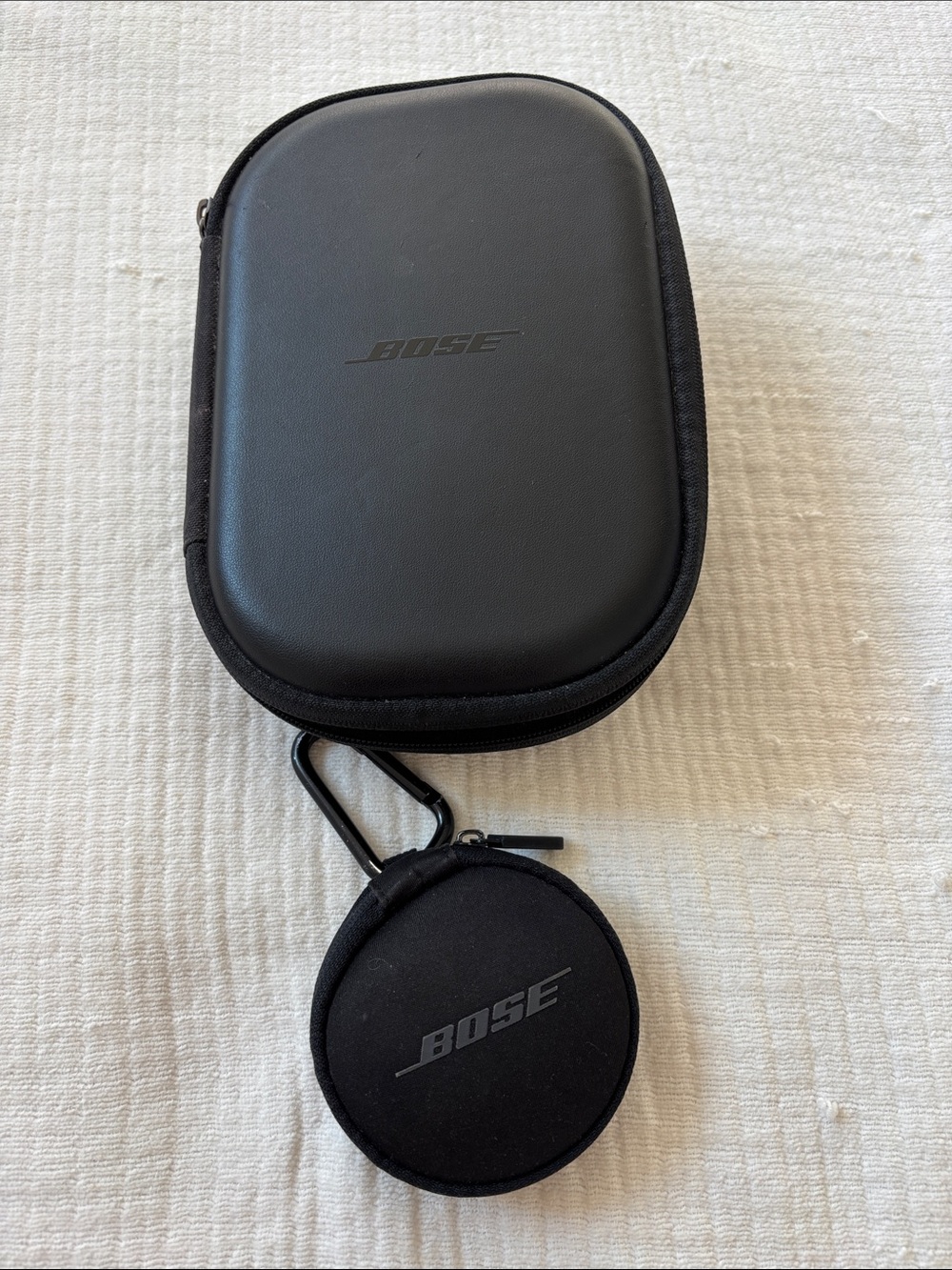 Bose Black Over-Ear Headphones and Earbuds - Picture 6 of 10